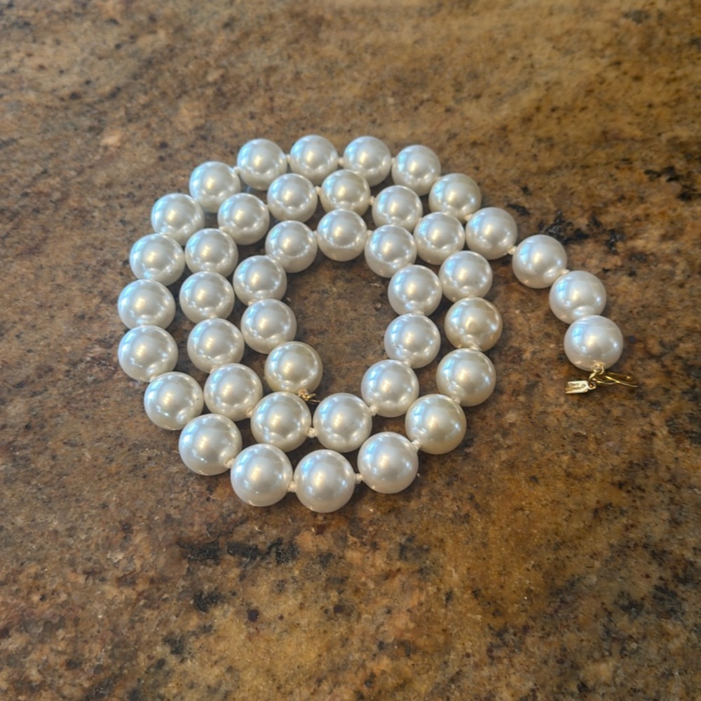 Kenneth Jay Lane Cream and Gold Pearl Necklace